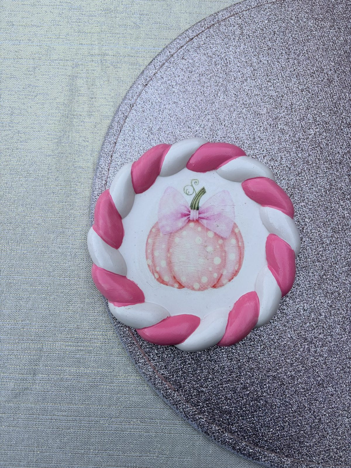 Vide-poche Pinky Pumpkin en jesmonite, citrouille rose à pois et bordure torsadée