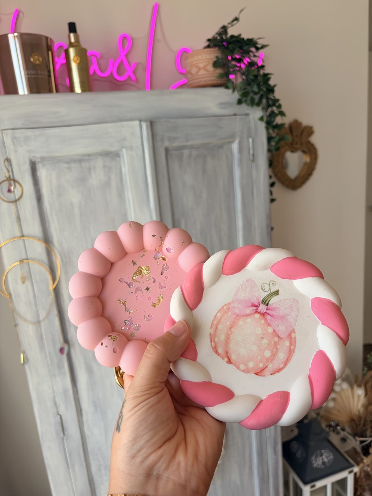 Vide-poche Pinky Pumpkin et Vide-poche Sparkle tenus à la main