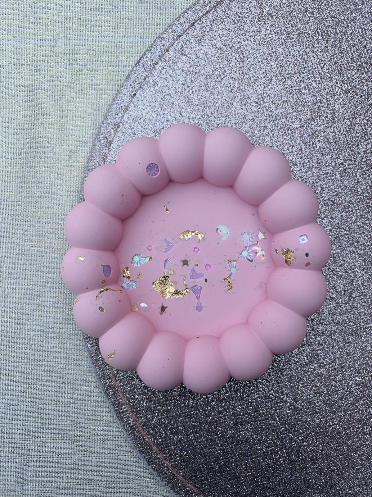 Vide-poche Sparkle en jesmonite rose aux éclats dorés et paillettes irisées